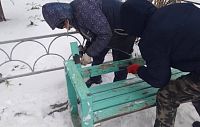 В Глебовском дворники собрали «лавочку-конструктор», сломанную подростками